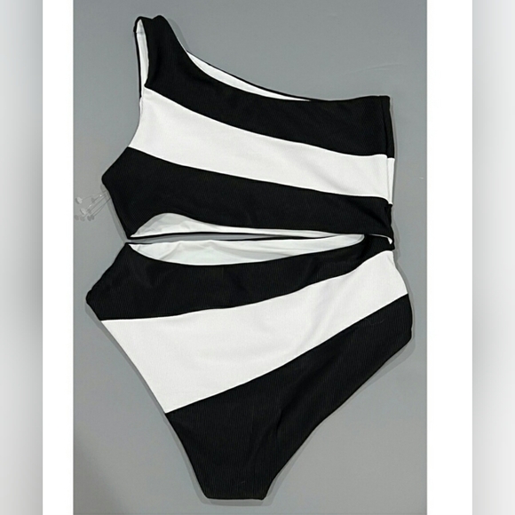 One piece cut out Bathing suit - Picture 3 of 5